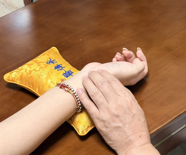 Pulse taking at the wrist / 寸口搭腕把脉